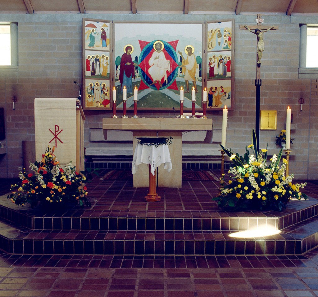 Interiör från S:t Thomas kyrka i Lund med det altarskåp målat av mig, som vid sidan av psalmer och böner gestaltar vår delaktighet i den kristna verkligheten. Foto: Bo Wiberg.